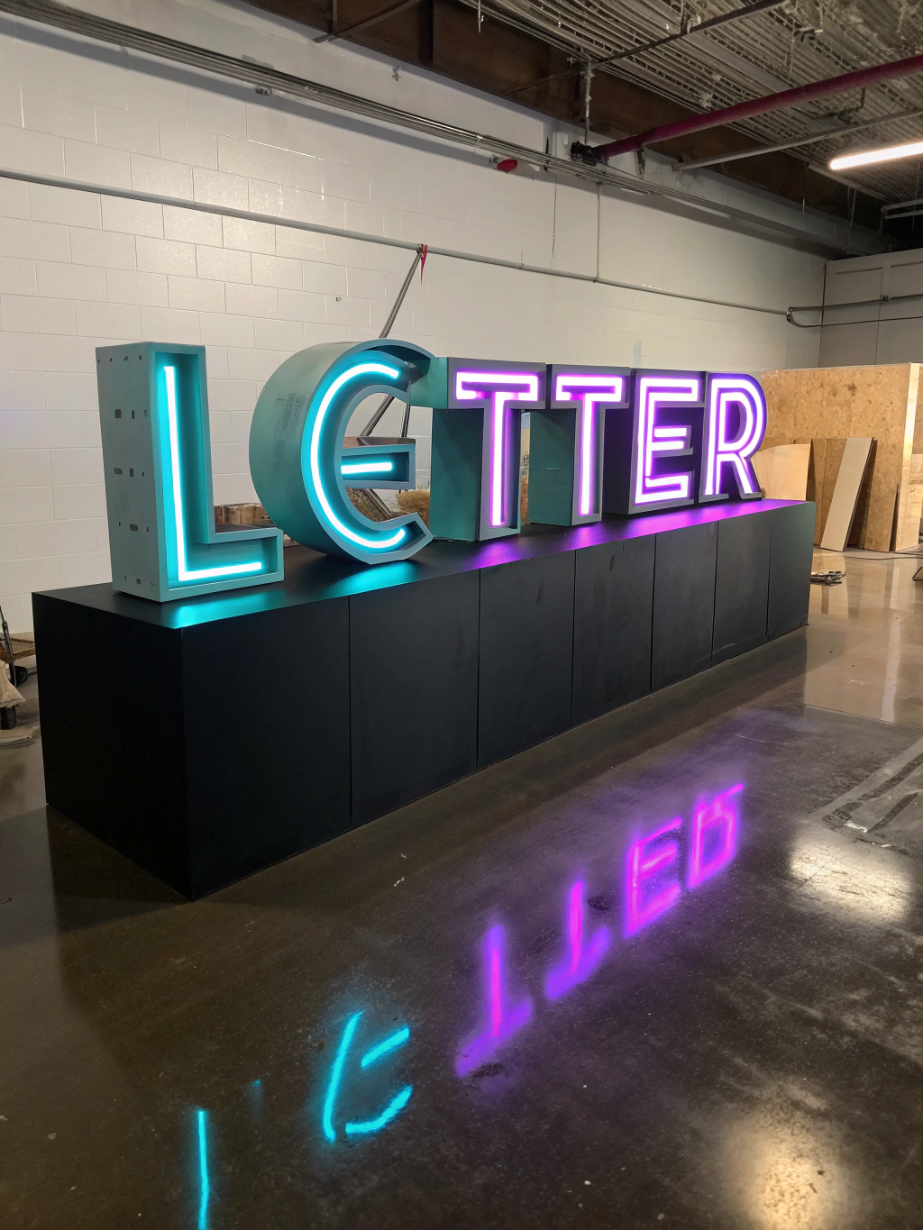 Casetă luminoasă – proiect 06 litere decupate acrilic retroiluminate